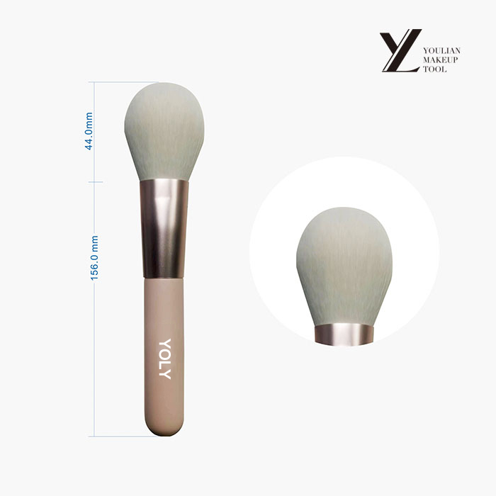 Comfort and Control: Evaluating the Handle of the Large Blush Brush for Optimal Makeup Application